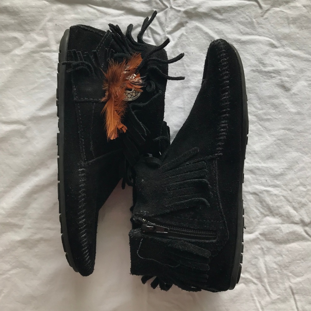 Minnetonka black single layer fringe moccasin boot
